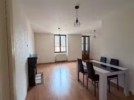 appartement t2 68m2 avec balcon centre de saint claude tres calme à proximité de tous comm