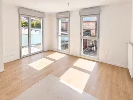 t2 avec terrasse et parking à deville-les-rouen