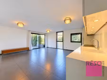 t4 meublé en rez de jardin avec garage neydens
