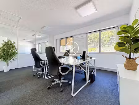 à deux pas du centre d'ecully  au rez de chaussez  bureaux de 60 m2  lumineux  climatisés 