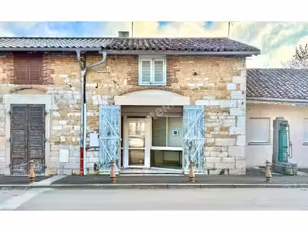 local commercial ayant pignon sur rue sur l'axe menant à bourg en bresse