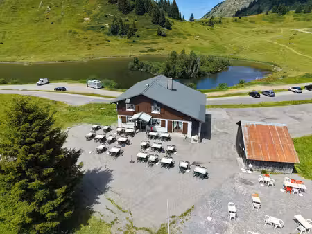 restaurant de montagne avec vue panoramique sur le mont-blanc – col de joux plane