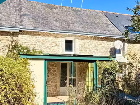 bâtisse en pierre de 50 m² avec véranda et jardinet.