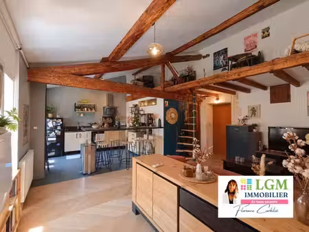bel appartement 2 pièces en dernier étage d'un immeuble chargé d'histoire