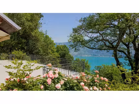 propriété de caractère nichée dans un cadre enchanteur - vue lac panoramique