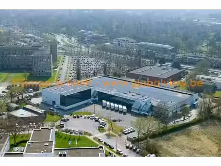 espace logistique polyvalent de 800 m² à louer – evere