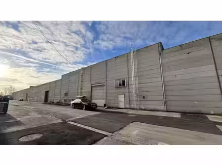 entrepôt avec pont roulant à louer à proximité de la sortie