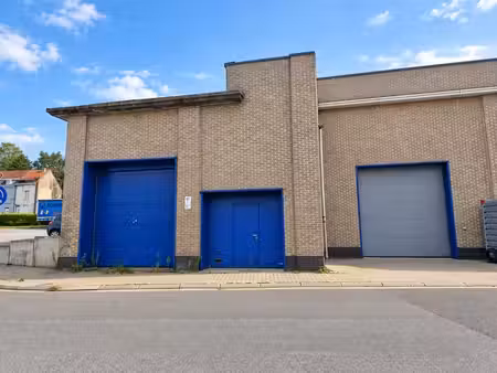 entrepôt / 3 portes sectionnelles / 292m2 / wc / bureau 12m2