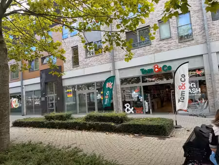 modern commercieel gelijkvloers met gebruik grote parking