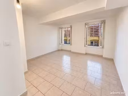 grand t1 42 m² – centre-ville digne-les-bains – 1er étage