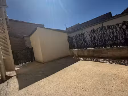 à louer en plein centre-ville de nemours