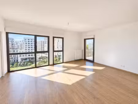 t5 avec 4 chambres  balcon et parking étage élevé face au