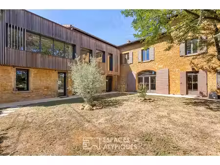 maison rénovée en pierres dorées