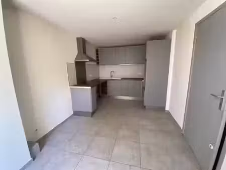 location appartement 3 pièces 61 m² à ollioules (83190)  810 €
