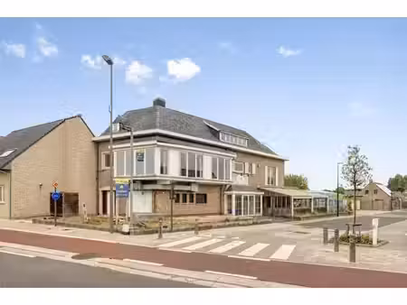 bien commercial unique avec logement dans le quartier de ...