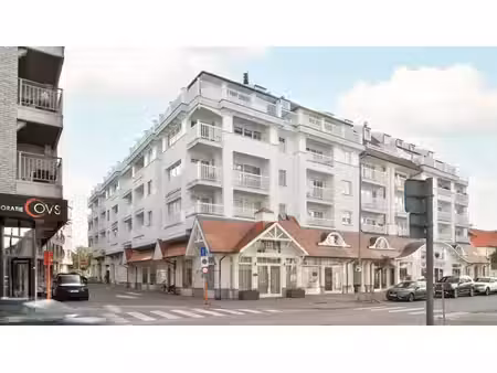 garage spacieux situé dans l'avenue du zoute