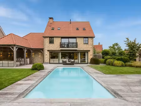 villa exclusive sur un grand terrain avec piscine et pool ho