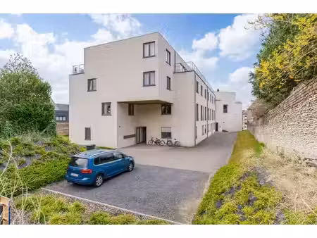 lichtrijk gelijkvloers appartement met tuin en terras te ...