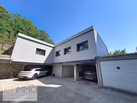 bureau ± 70 m² en arrière-bâtiment + garage & parking