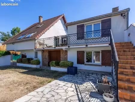 maison atypique avec maisonnette indépendante  jardin paysager et beaux volumes