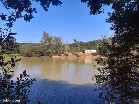 terrain de loisirs avec étang