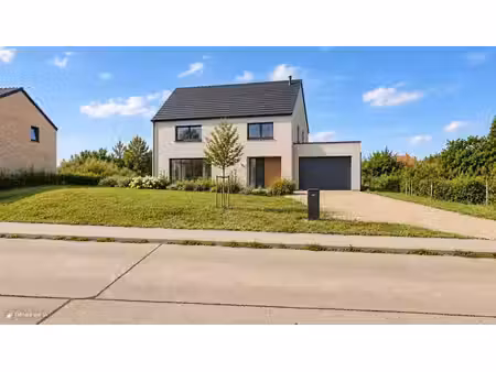 terrain idéalement situé avec vue sur les champs