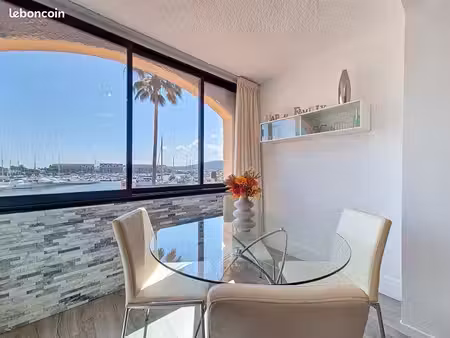 appartement meublé/eau/électricité/charges comprises sur les marines de cogolin