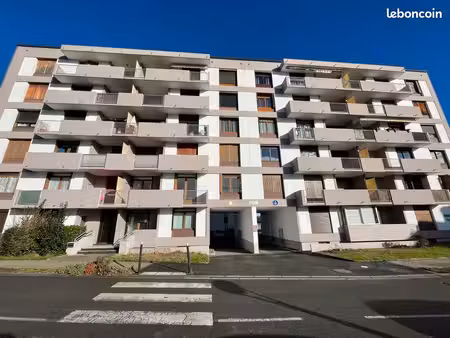 appartement trois chambres  balcon en plein centre d'aureilhan