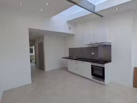à louer – appartement rénové de 43 m² avec parking et petite cour