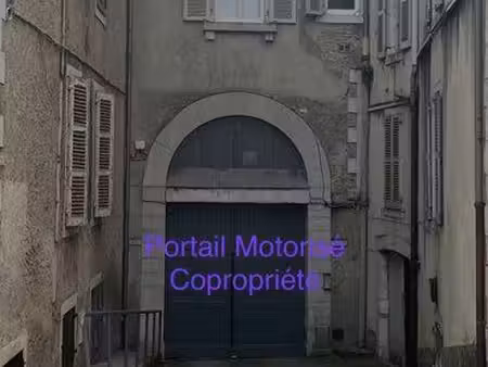 grand garage dans résidence sécurisée