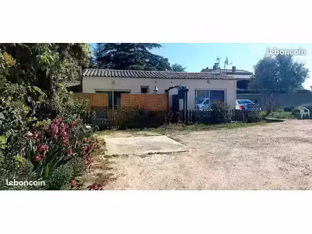 t2 meublé avec terrasse et parking privee libre