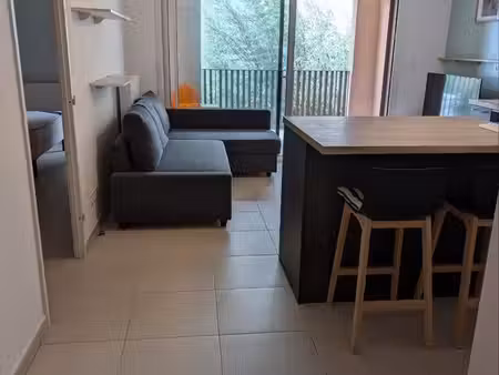 ​t2 meublé moderne & lumineux de 41 m² avec terrasse couverte & parking sous-sol