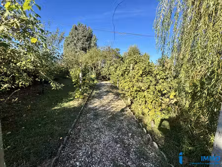 ? terrain constructible au calme – à 1 km du centre du vil