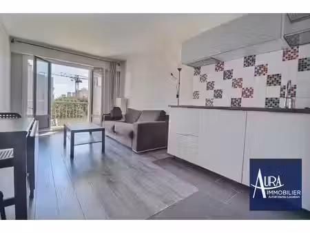 les lilas - à 120 m du métro - studio avec balcon plein sud