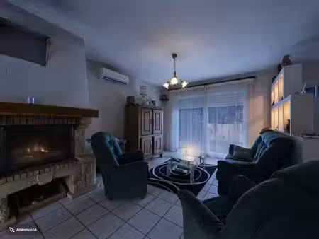a vendre jolie maison à faible émission avec grand jardiin  atelier  garage et piscine
