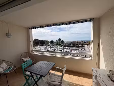port de cassy – studio cabine meublé avec balcon vue bassin ?