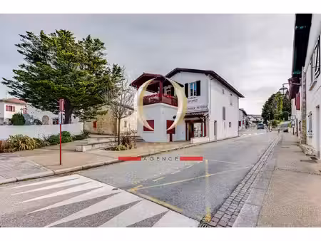 proche bidart : murs commerciaux avec appartement libre de toute occupation