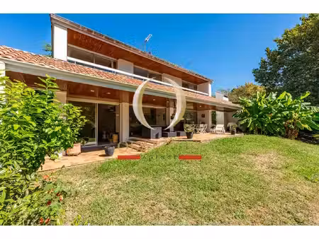 mouguerre bourg ? villa aux beaux volumes  au calme  sur un vaste terrain