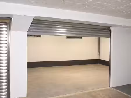 grand box fermé 40 m² (8 x 5 m) idéal voitures + stockage
