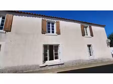 maison de bourg -beaux volumes et fort potentiel à maillé