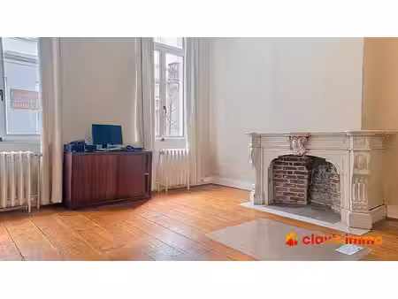 charmant bureau situé au rez-de-chaussée d'une belle maison