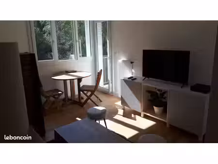 t3 rénové en meublé de 50 m²  lumineux  avec beaucoup de rangements  tout équipé  proche v