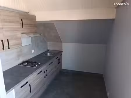 logement avec mezzanine idéalement situé et proche transports et toutes commodités