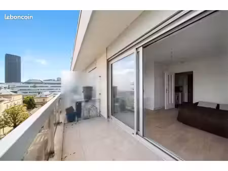 location studio avec terrasse et vue sur monument