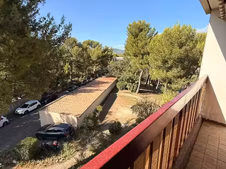t3 60 m² avec balcon dernier étage  clim et parking marseille 13013