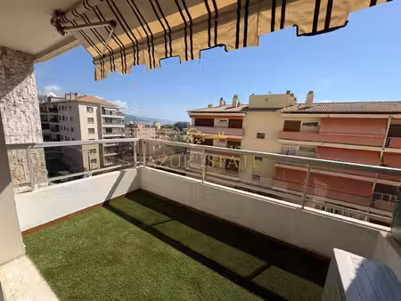 roquebrune-cap-martin/ carnoles : grand studio meublé avec balcon et cave