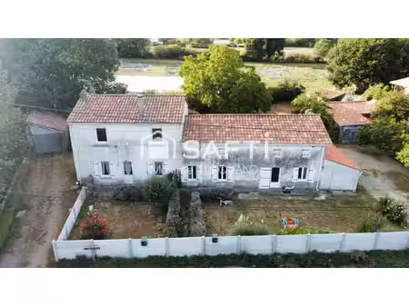 ensemble immobilier comprenant 2 logements dont 1 loué + terrains + dépendances.