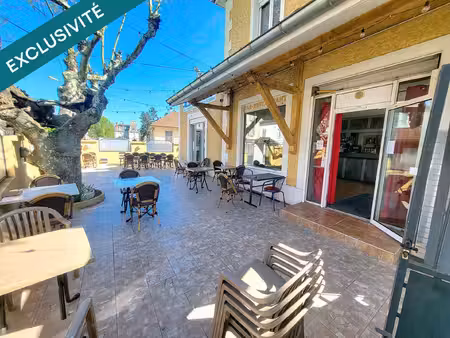 au coeur de morestel - murs de restaurant 183 m² – libres – cuisine équipée + terrasse