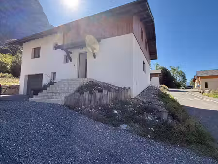 vue sur les montagnes  environnement paisible  maison familiale