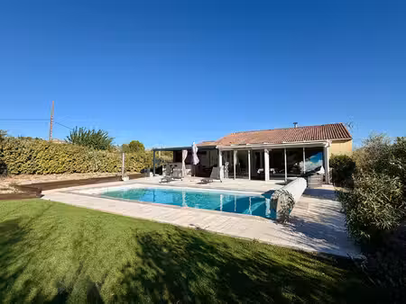 maison de plain-pied avec piscine et studio indépendant